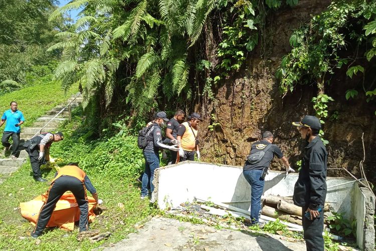 Petugas mengevakuasi WN Italia yang tewas karena terjatuh saat berswafoto di tebing dengan ketinggian sekitar 25 meter di Desa Baturiti, Kecamatan Baturiti, Kabupaten Tabanan, Provinsi Bali. 