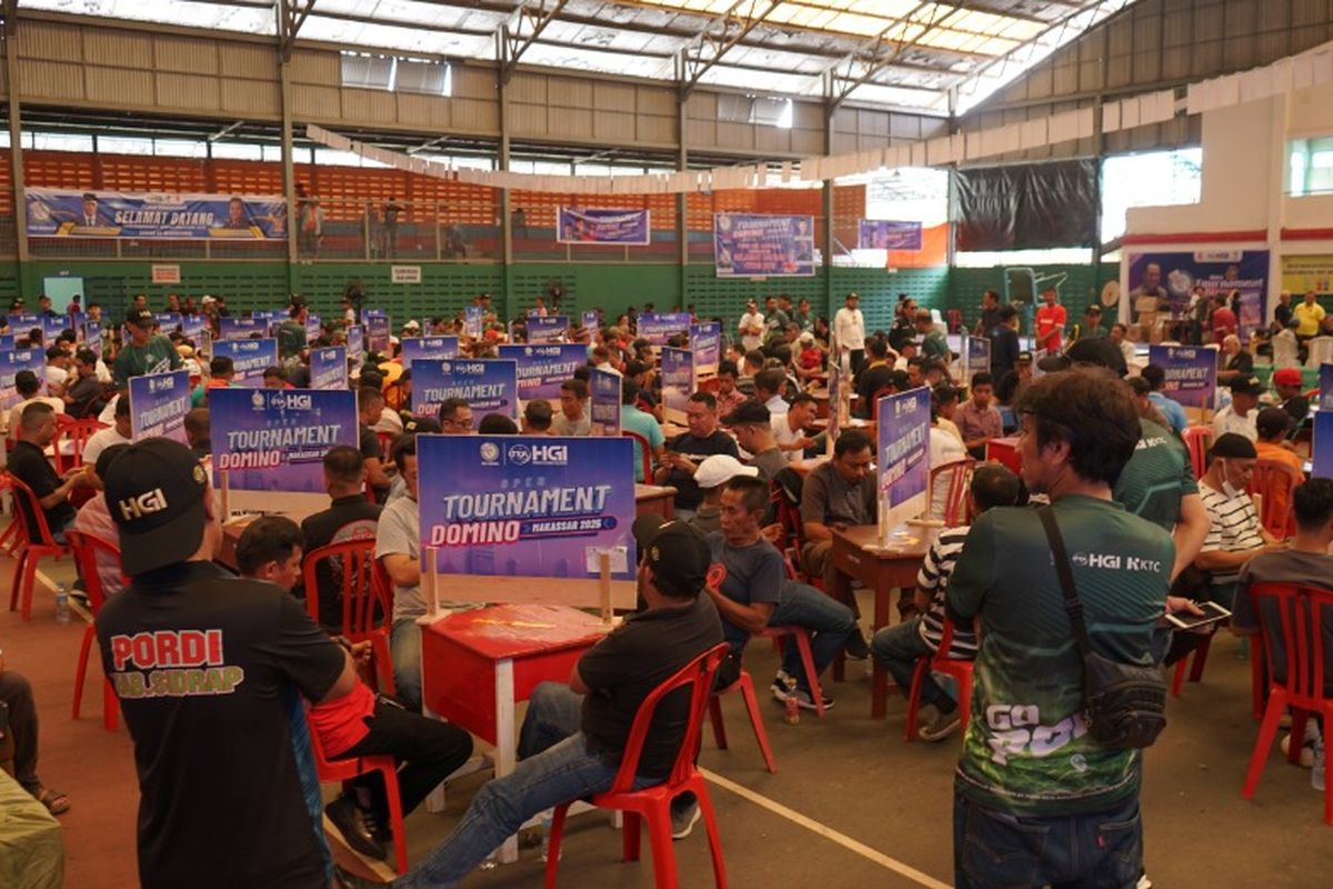 Suasana Open Tournament Domino Makassar 2025. Pertandingan ini diikuti ribuan peserta offline dan jutaan online.