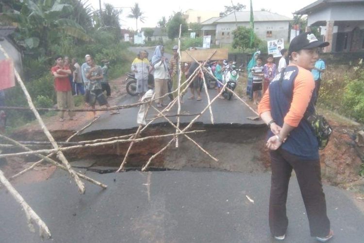 Jalan Desa Balun Ijuk Kabupaten Bangka yang ambles setelah diguyur hujan lebat, Kamis (28/3/2019).