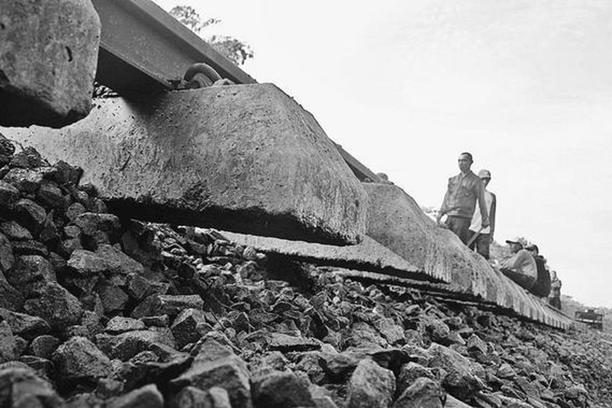 Bantalan rel kereta di ruas Ciganea-Sukatani Kilometer 112+4/5, Desa Cijantung, Kecamatan Sukatani, Kabupaten Purwakarta, Jawa Barat, Rabu (17/2), menggantung karena tanah di bawahnya longsor tergerus air. Akibatnya, jalur yang menghubungkan Cikampek dengan Bandung ini ditutup sejak Selasa pukul 21.30 hingga Rabu pukul 04.30.