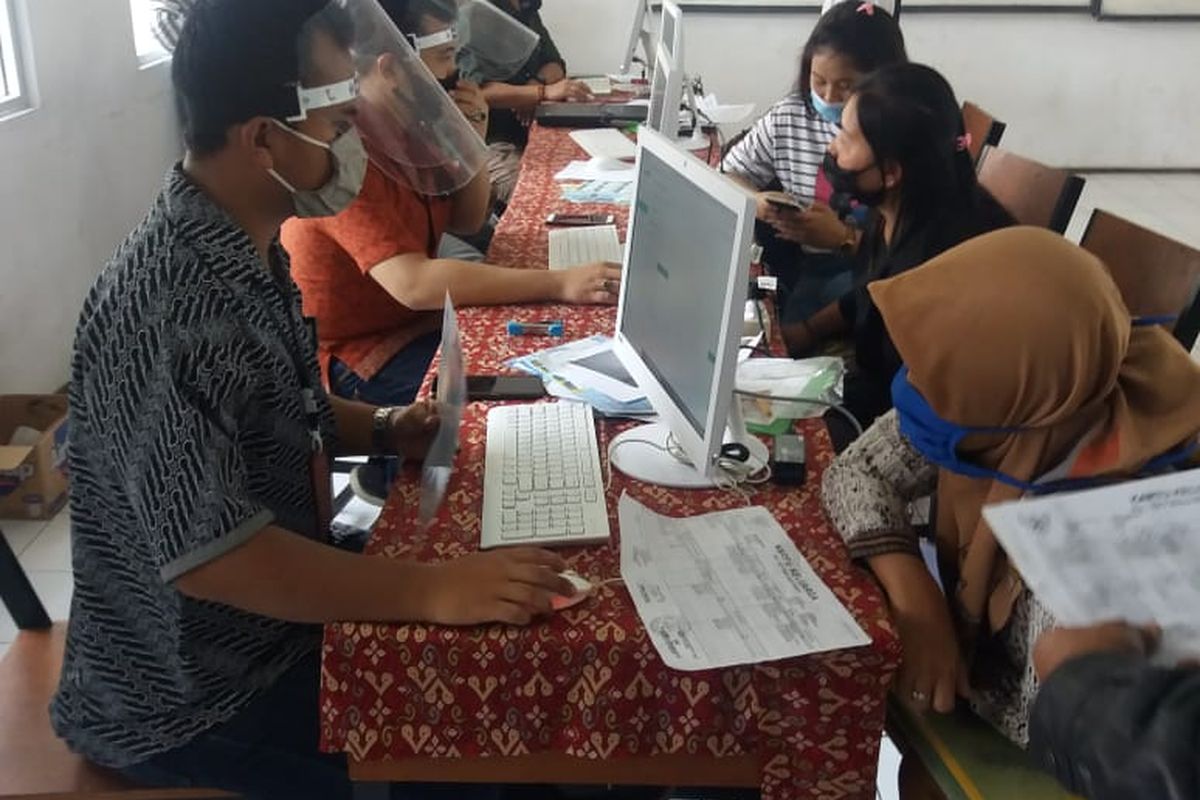 Sejumlah orangtua dibantu guru mengisi form pendaftaran PPDB 2020 secara online.