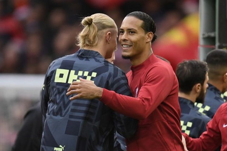 Bek Liverpool, Virgil van Dijk (kanan), menyalami penyerang Manchester City, Erling Haaland, sebelum kedua tim bertanding pada laga pekan ke-11 Liga Inggris 2022-2023 yang digelar di Stadion Anfield, Minggu (16/10/2022). Liverpool berhasil mengalahkan Man City dengan skor 1-0.