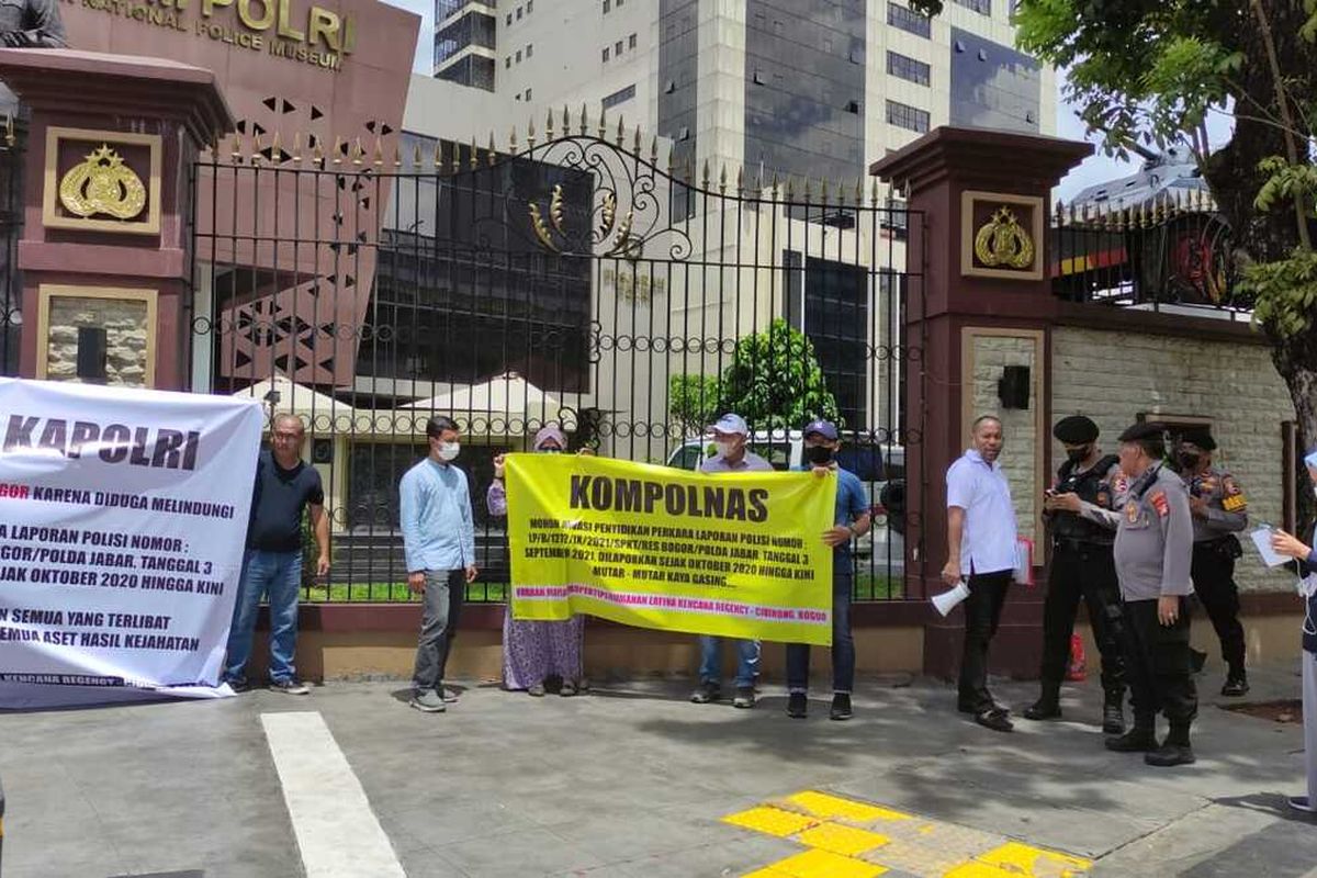 Sejumlah warga Perumahan Erfina Kencana Regency Bogor mendatangi Mabes Polri untuk melaporkan Kapolres Bogor atas dugaan pelanggaran kode etik dalam penanganan kasus dugaan penipuan yang melibatkan pihak pengembang perumahan dengan warga, Senin (21/11/2022).