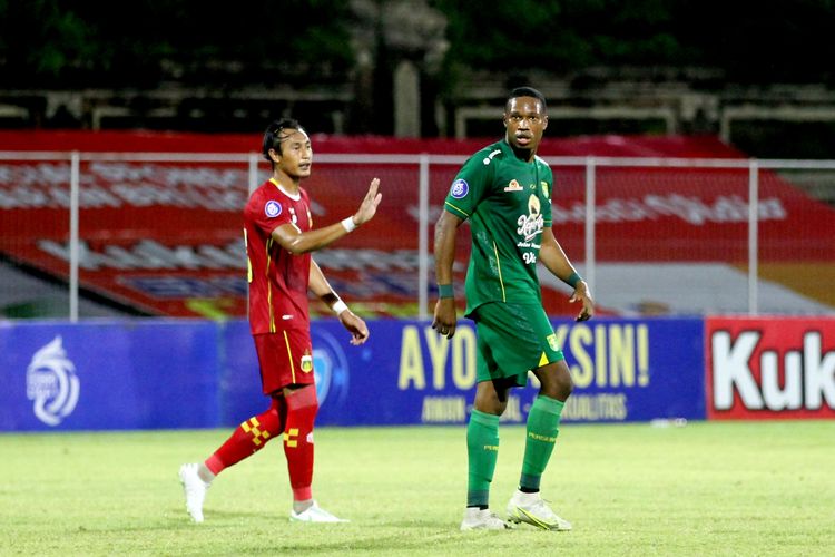 Pemain Bhayangkara FC Hansamu Yama (kiri) menenangkan pemain Persebaya Surabaya Arsenio Valpoort (kanan) saat pertandingan pekan 20 Liga 1 2021-2022 yang berakhir dengan skor 2-1 di Stadion I Gusti Ngurah Rai Denpasar, Selasa (18/1/2021) malam.