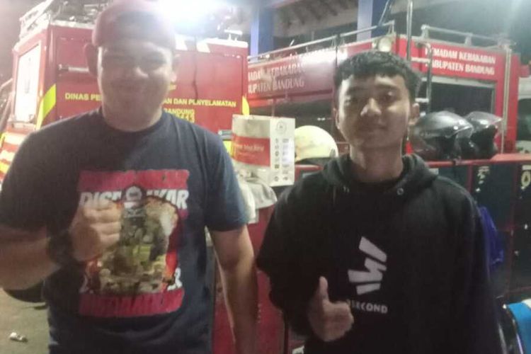 Remaja Minta Bantuan Damkar Lepaskan Sandal yang Menyangkut di Betis