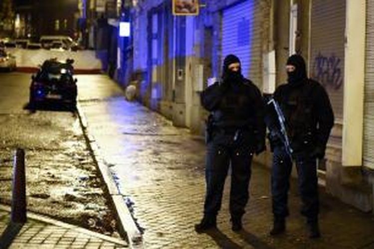 Anggota pasukan khusus kepolisian Belgia berjaga di salah satu sudut kota Verviers, Kamis (15/1/2015) malam, setelah penggerebekan sebuah kelompok militan yang menewaskan dua orang dan 13 lainnya ditahan.