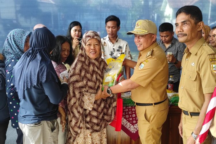 Pj Wali Kota Salatiga Yasip Khasani simbolis memberi beras untuk warga Kecamatan Argomulyo