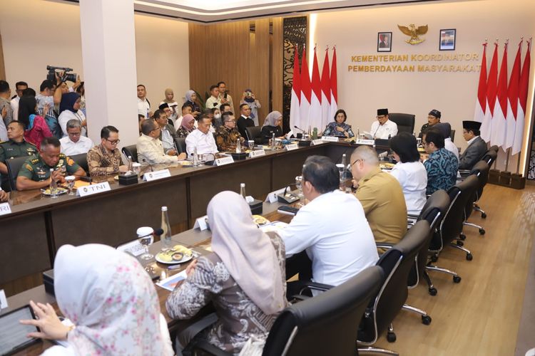 Menteri PANRB Rini Widyantini dalam Rapat Tingkat Menteri terkait pembahasan Inpres Nomor 8 Tahun 2025 di Kementerian Koordinator Bidang Pembangunan Masyarakat, Jakarta, Selasa (8/7/2025).