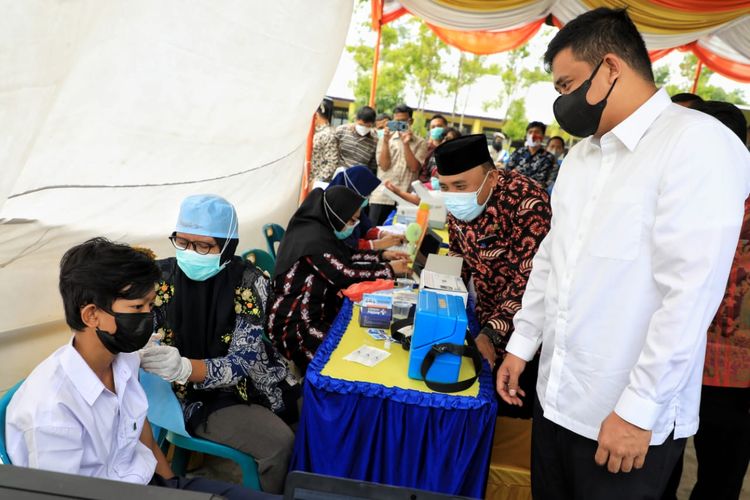 Wali Kota (Walkot) Medan Bobby Nasution saat meninjau vaksinasi Covid-19 di Kota Medan.