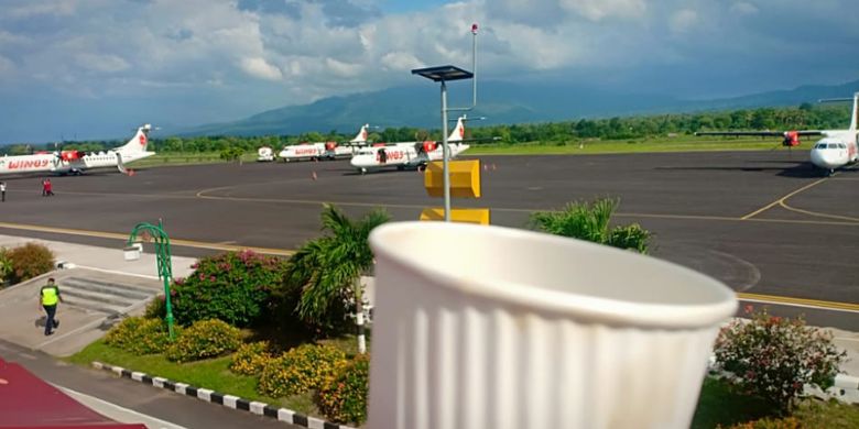 Empat pesawat Wings Air tujuan Kupang mengalihkan pendaratan ke bandara Frans Seda Maumere, Kabupaten Sikka, NTT, karena cuaca buruk, Sabtu (22/12/2018).