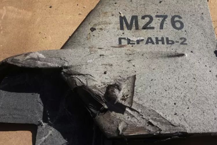 Puing-puing drone Shahed-136 (atau Geranium-2) yang berupaya melakukan serangan kamikaze namun ditembak jatuh Ukraina.

