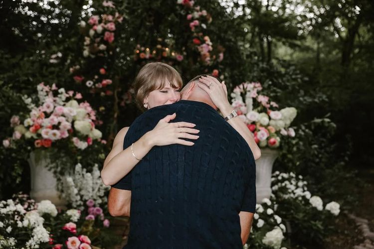 5 Fakta Pertunangan Taylor Swift dan Travis Kelce, Dilamar di Halaman Rumah