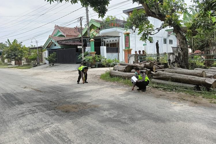 Aparat Unit Gakum Satlantas Polres Madiun melakukan olah tempat kejadian kecelakaan adu banteng antara sepeda motor dan truk box di di ruas jalan  jurusan Mojorayung -  Nglanduk, Desa Mojorayung  Kecamatan Wungu,