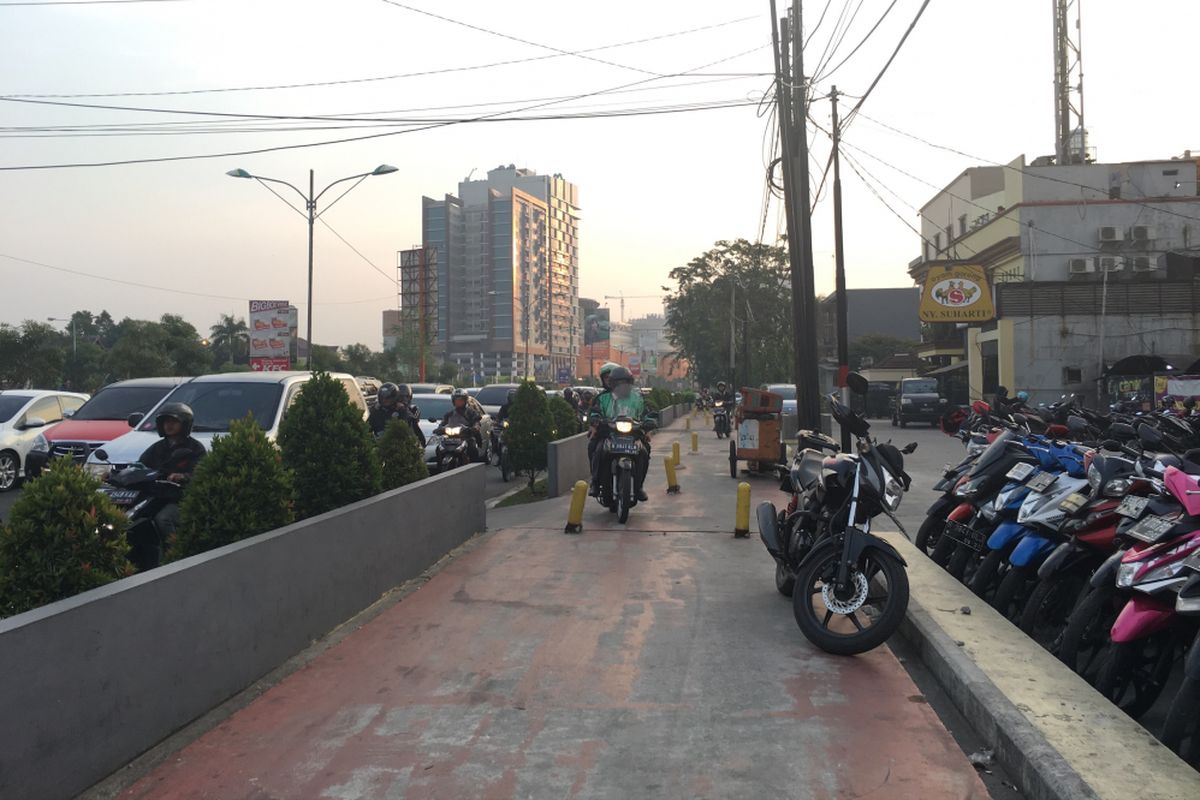 Jalur pedestrian dilintasi pengendara sepeda motor di pedestrian Jalan KH. Noer Ali, Kalimalang mengarah ke lampu merah atau perempatan Bekasi Cyber Park (BCP), Senin (17/7/2017) sore. 