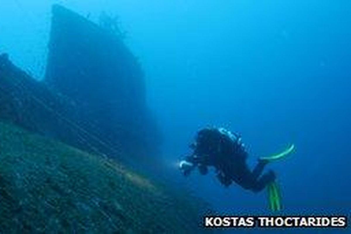 Kostas Thoctarides dan tim selamnya menemukan bangkai kapal HMS Perseus pada 1997. [Via BBC]
