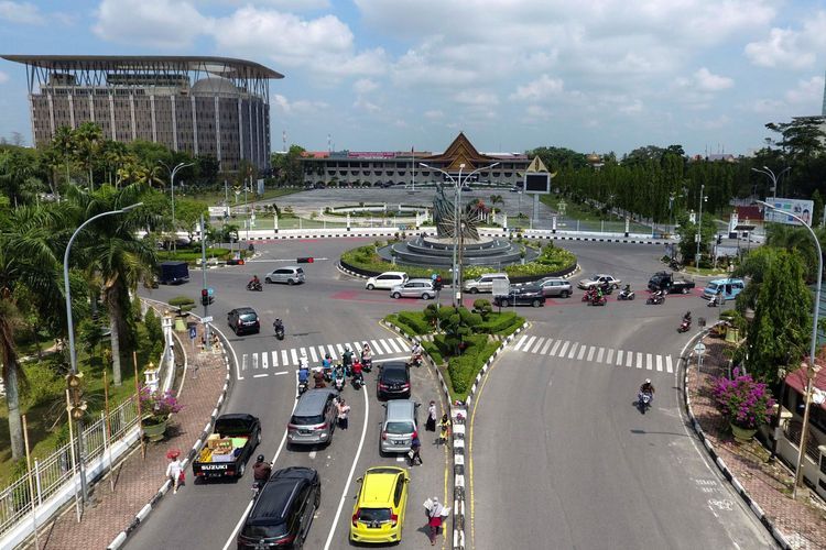 Suasana di Tugu Nol Kilometer, Kota Pekanbaru dengan latar belakang Kantor Gubernur Riau pada 17/04/2020.