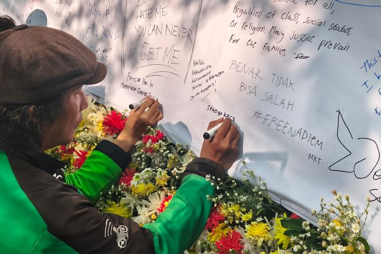 Pengendara Ojol Tulis Dukungan untuk Nadiem di Karangan Bunga di Pengadilan