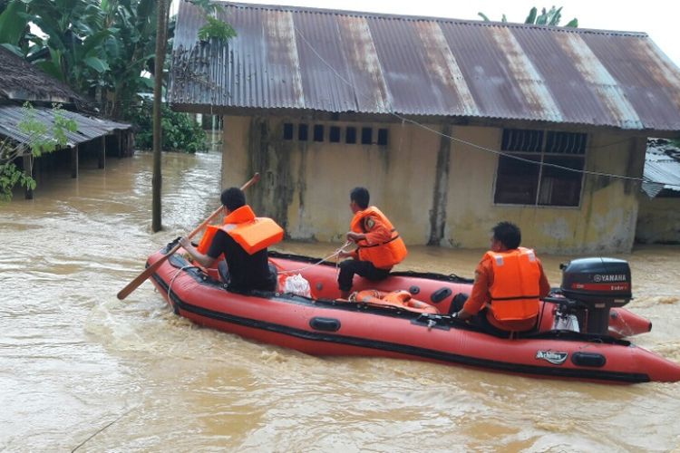 Dengan menggunakan perahu karet petugas SAR Kendari akan mengevakuasi warga korban banjir di lorong Mekar, Kecamatan Kadia, Kendari. (KOMPAS