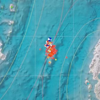 Gempa susulan setelah gempa bermagnitudo 7.1 mengguncang Maluku Utara.