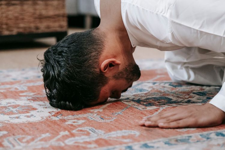 Sujud Tilawah: Makna, Tata Cara, dan Bacaan Saat Menemui Ayat Sajdah