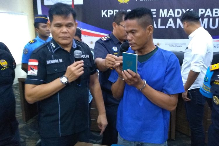 AM menunjukkan sabu berbungkus plastik hitam seberat 46,5 gram yang diselundupkannya di dalam anusnya. Sabu tersebut dibawanya dari Malauysia dan diketahui petubas Bea dan Cukai setibanya di kedatangan Bandara Internasional Kuala Namu, pada  Minggu (13/10/2019).