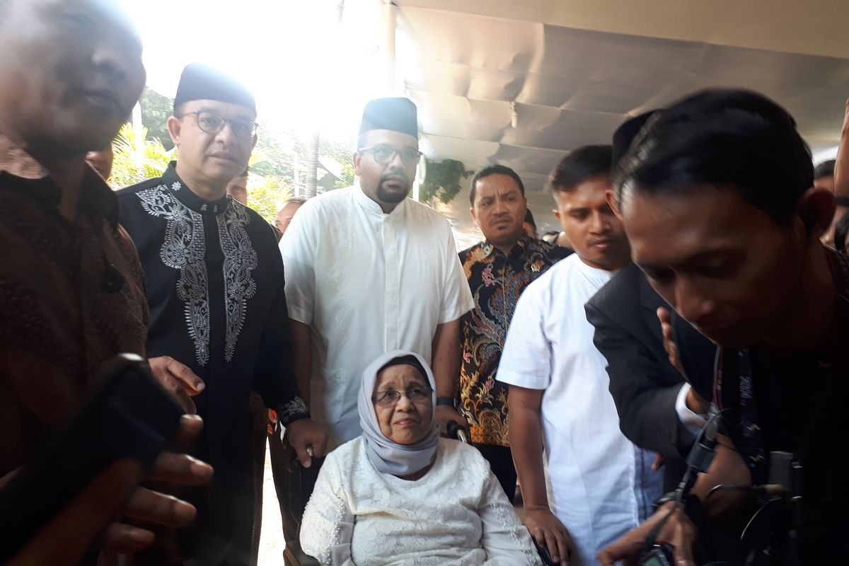 Gubernur DKI Jakarta Anies Baswedan bersama ibundany, Aliyah Rasyid Baswedan di rumah duka Presiden ketiga Republik Indonesia Bacharuddin Jusuf Habibie, di Jalan Patra Kuningan XIII Blok L15/7 No.5, Setiabudi, Jakarta Selatan.