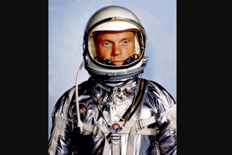 John Glenn Jr, seorang penerbang Angkatan Laut AS yang menjadi astronot, sebelum misi luar angkasa pada 1962.