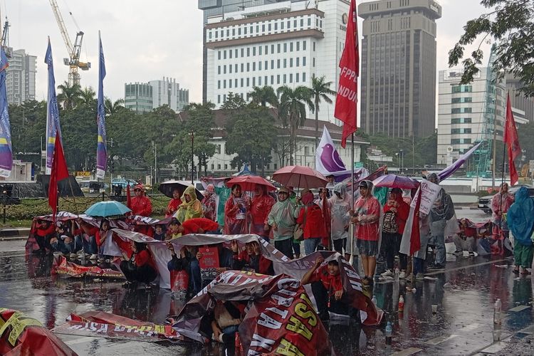 Massa aksi Tolak Tapera di depan patung Arjuna Wijaya, Jakarta Pusat, Kamis (27/6/2024)