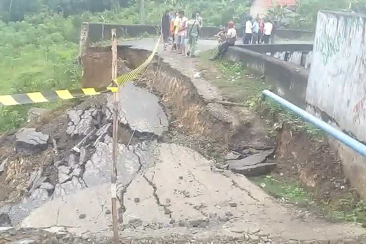 Pangkal jembatan layang di atas rel kereta api jalur Prabumulih-Muara Enim di Desa Dalam, Kecamatan Belimbing, Muara Enim, longsor Rabu pagi sekitar pikul 03.00 WIB menyebabkan jalur transportasi 3 dusun terputus.