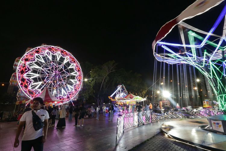 Wahana bermain di City of Light Jakarta Fair 2022 di JI Expo Kemayoran, Jakarta, Senin (11/7/2022). Selain menyaksikan taman lampion berbagai wahana permainan anak seperti bianglala, kora-kora, dan pontang-panting menjadi alternatif hiburan saat mengunjungi Jakarta Fair 2022.