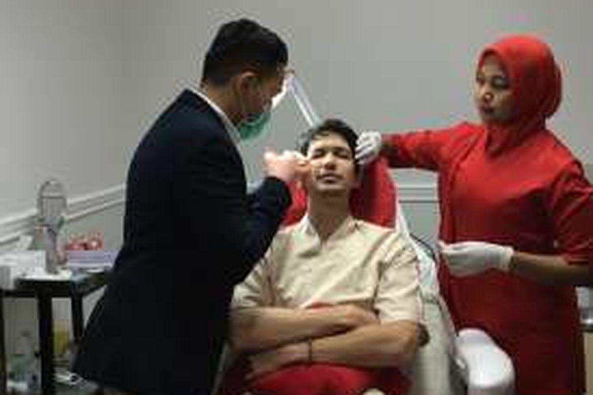 Dimas Beck Melakukan Treatment Dermal Filler di Gloskin Aesthetic Clinik Jakarta, Rabu (29/9/2016).  