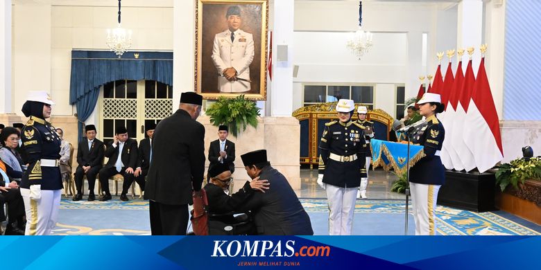 Momen Haru Penyematan Bintang Jasa Teungku Nyak Sandang: Hadir Pakai Kursi Roda, Prabowo Berlutut