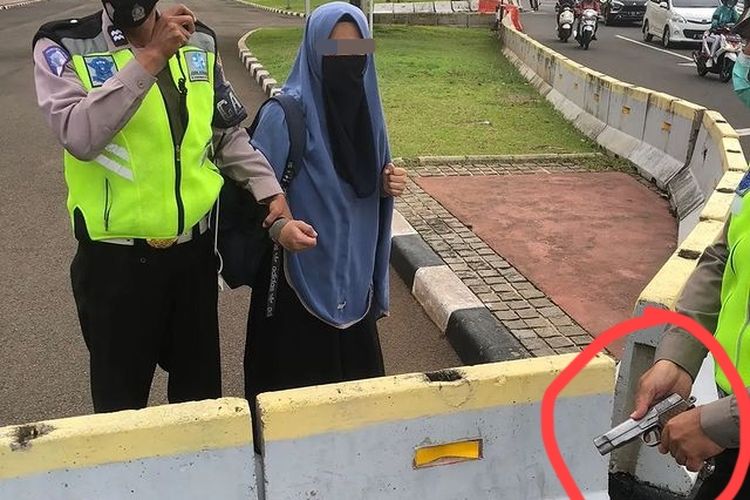 Seorang perempuan diduga membawa senjata api ditangkap Polisi Lalu Lintas dan anggota Pasukan Pengamanan Presiden (Presiden) karena mencoba menerobos masuk ke area Istana Negara, Selasa (25/10/2022).