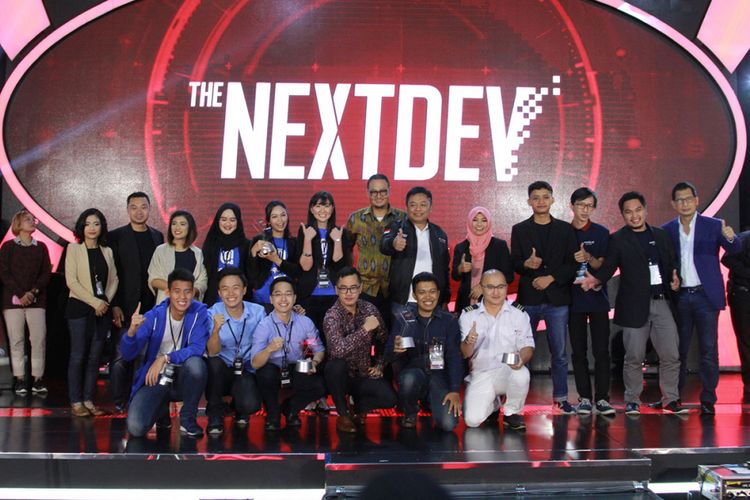 Startup yang masuk empat besar The NextDev 2017 berfoto bersama dewan juri dan Dirut Telkomsel, Ririek Adriansyah.
