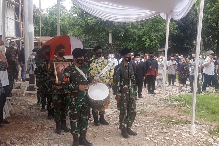 Suasana upacara persemayaman jenazah mantan Menteri Sekretaris Negara Sudi Silalahi  di Masjid Babussalam, Perumahan Jatiwarna Indah, Bekasi, Selasa (26/10/2021) siang. 