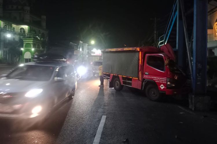 KECELAKAAN: Truk milik perusahaan minuman menabrak JPO di Ungaran Kabupaten Semarang, Rabu (8/5/2024) malam.
