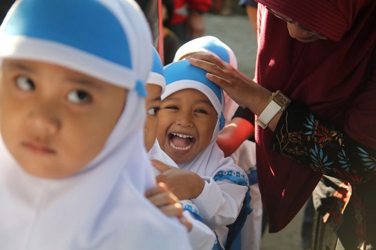 Sejumlah siswa berbaris memasuki kelas pada saat hari pertama masuk sekolah di Taman Kanak-kanan (TK) Al Falah, Kota Kediri, Jawa Timur, Senin (16/7). Hari pertama masuk sekolah tahun ajaran 2018-2019 dimulai secara serentak di Indonesia pada Senin 16 Juli dan diisi dengan kegiatan pengenalan lingkungan sekolah. 
