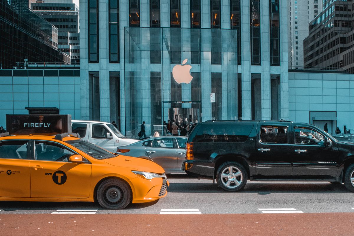 Apple Store yang terletak di 5th Avenue, New York City, New York, AS.