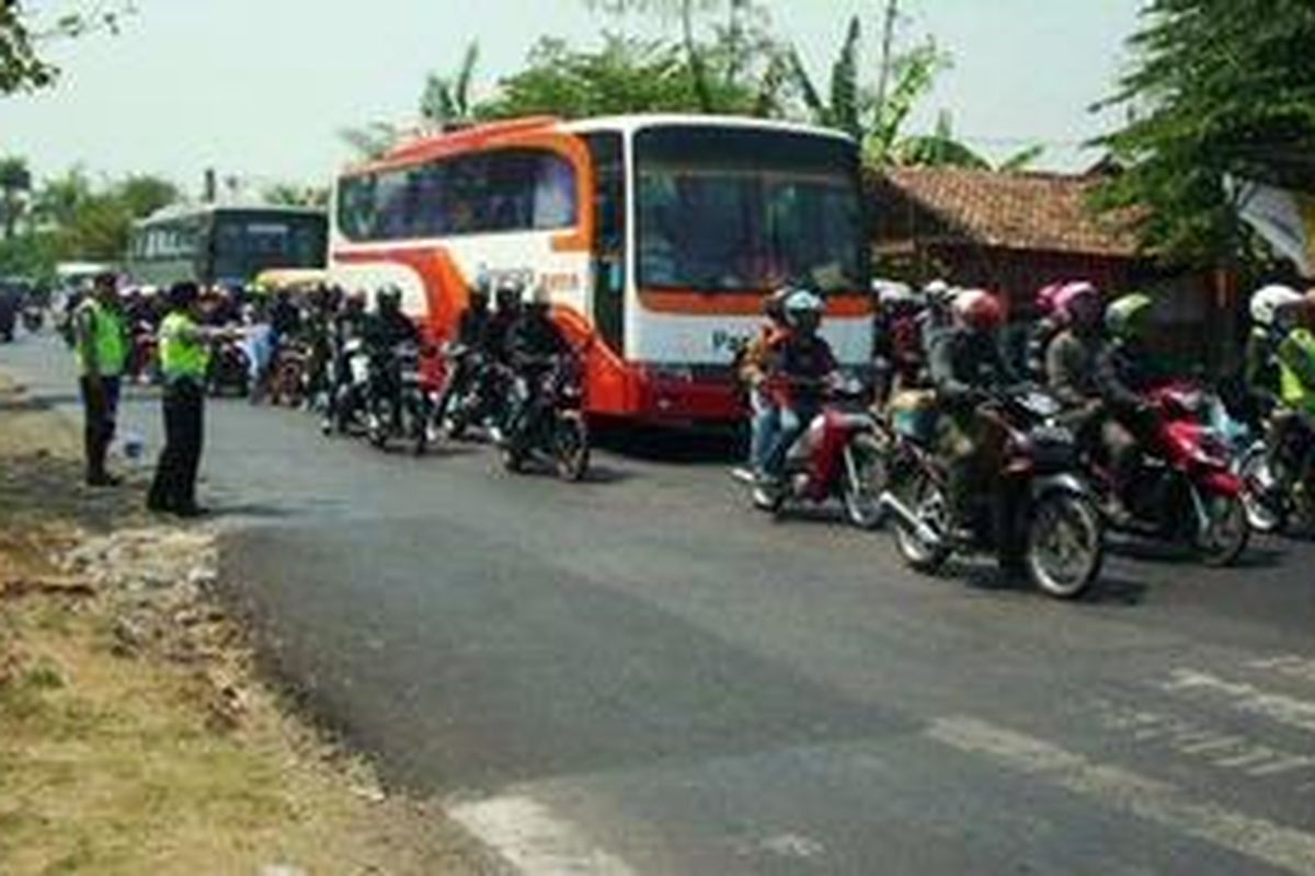 Pengendara sepeda di Indramayumemperoleh pujian pengendara motor yang melintasi Simpang Lima, berkat penerangan melalui pengeras suaramereka tak tersesat di jalan.