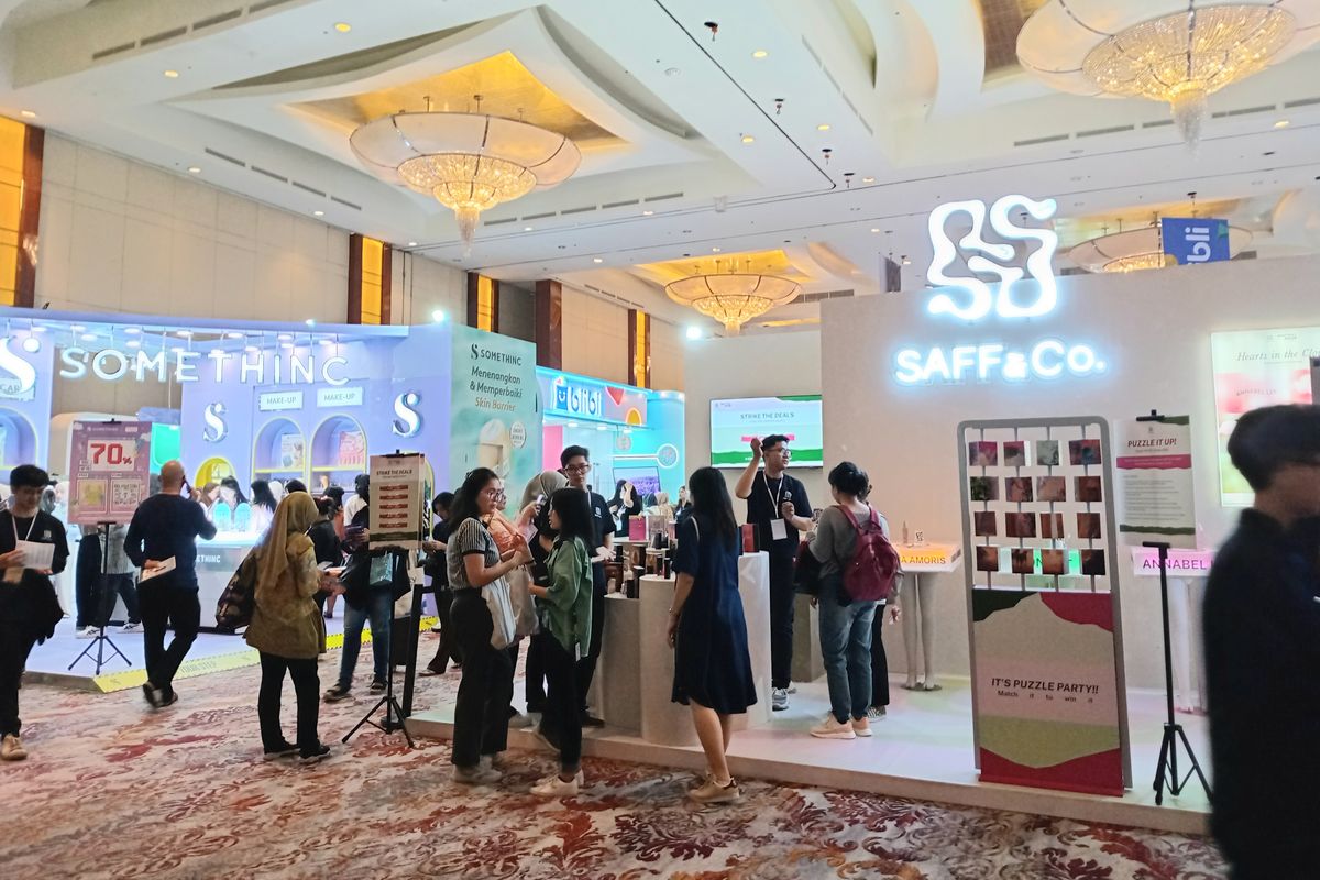 Suasana para pengunjung BeautyFest Asia yang bertempat di The Ritz-Carlton Pacific Place, Jakarta Pusat, pada Jumat (3/5/2024).