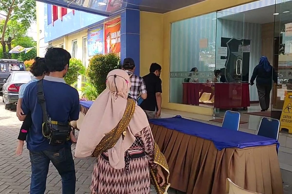 Pihak keluarga dari kerangka yang diduga perempuan berinisial I (30) mengunjungi RS Polri Kramatjati, Jakarta Timur, untuk melakukan tes DNA, Selasa (24/1/2023).