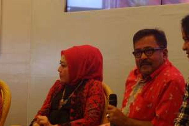 Rano Karno dan Dewi Indriati diabadikan ketika menghadiri peluncuran buku berjudul Rano Karno: Si Doer dalam Indonesia International Book Fair, di Jakarta Convention Center, Jakarta Pusat, Minggu (2/10/2016).