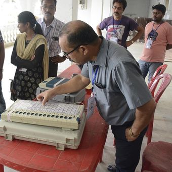 Seorang petugas di India memeriksa Mesin Penghitungan Elektronik (EVM) sebelum mengangkutnya ke tempat pemungutan suara jelang Fase VI pemilihan umum India di Agartala, 11 Mei 2019. (AFP/Arindam Dey)