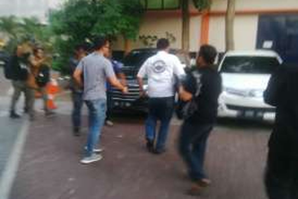 Tim Saber Pungli turun dari penggeledahan di ruangan Direktur PT Pelindo III, Selasa (1/11/2016)