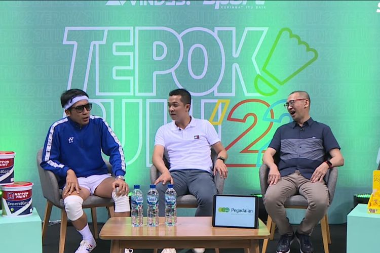 Legenda bulu tangkis Indonesia, Taufik Hidayat (tengah) hadir menjadi komentator pertandingan Tepok Bulu 2022, Minggu (3/7/2022) bersama presenter Desta dan Justin Lhaksana. 