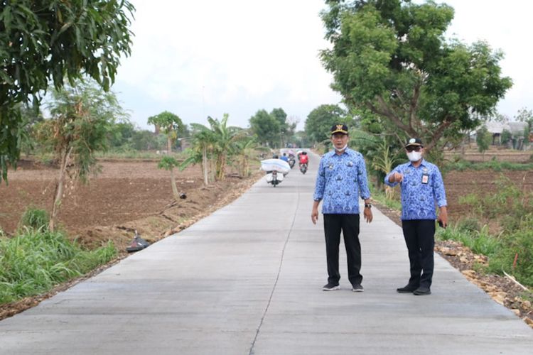 Bupati Lamongan Yuhronur Efendi (tengah) saat meninjau ruas jalan Tikung-Sumberkerep yang sudah selesai dilakukan perbaikan, Senin (18/10/2021).