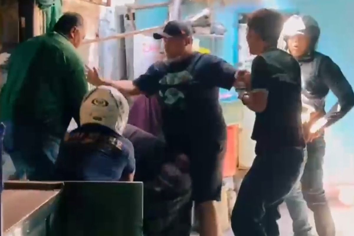 Satreskrim Polrestabes Surabaya saat melakukan penggerebekan dan menangkap delapan orang yang mengedarkan narkoba di Jalan Kunti, Surabaya, Jawa Timur, Kamis (12/9/2024). 