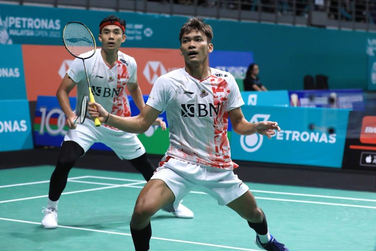 Ganda putra Indonesia, Muhammad Shohibul Fikri/Bagas Maulana, saat beraksi melawan wakil Thailand, Supak Jomkoh/Kittinupong Kedren, dalam 32 besar Malaysia Open 2023 di Axiata Arena, Kuala Lumpur, Malaysia, Rabu (11/1/2023).