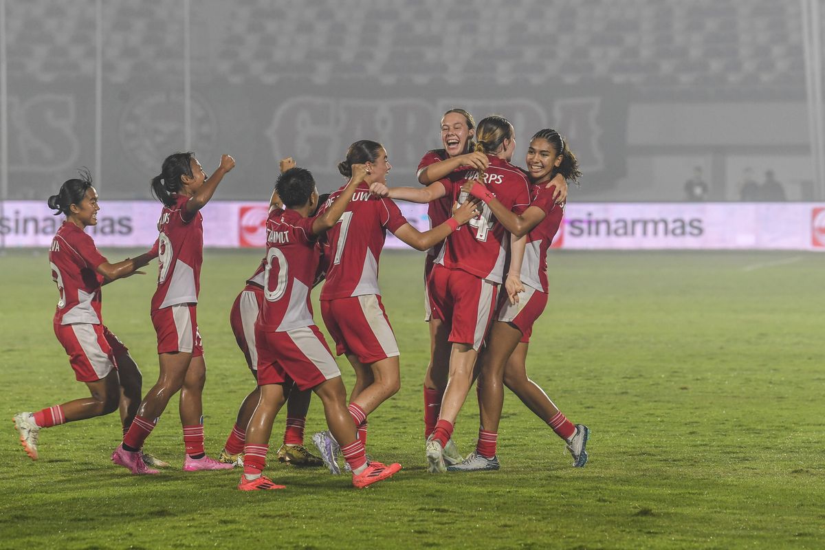 Pesepak bola Timnas Putri Indonesia Isa Warps (kedua kanan) bersama rekan merayakan gol ke gawang Timnas Putri Kirgistan pada pertandingan kualifikasi Piala Asia Wanita 2026 Grup D di Stadion Indomilk Arena, Kabupaten Tangerang, Banten, Minggu (29/6/2025). Timnas Putri Indonesia menang atas Timnas Putri Kirgistan dengan skor 1 - 0.ANTARA FOTO/Galih Pradipta/rwa.