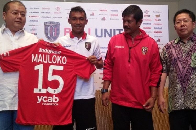 Pemain Bali United, Yulius Mauloko memegang jersey timnya dengan CEO Yabes Tanuri dan disaksikan pelatih Indra Sjafri serta pemilik klub Pieter Tanuri usai tanda tangan kontrak baru di Legian, Bali, Jumat (19/2/2016).
